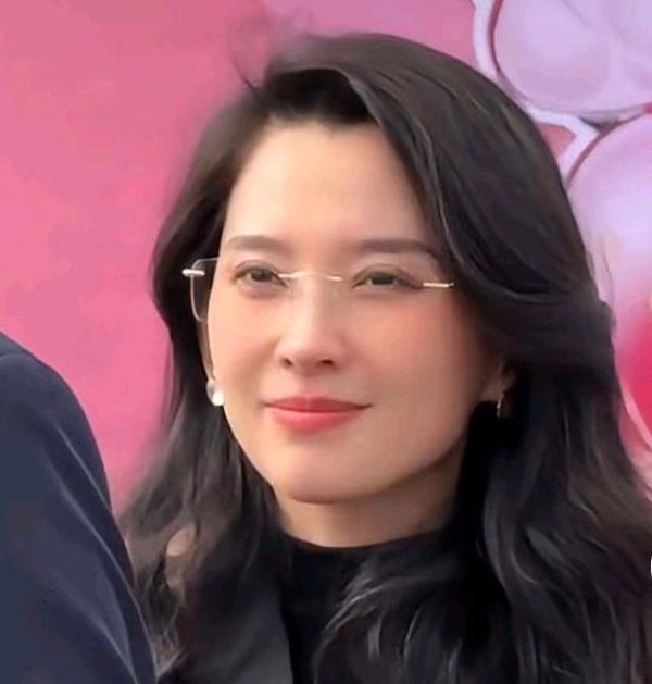 51我也要配资 汪峰游乐场陪娃忙不停，醒醒笑翻天，二女儿正脸惊艳全场