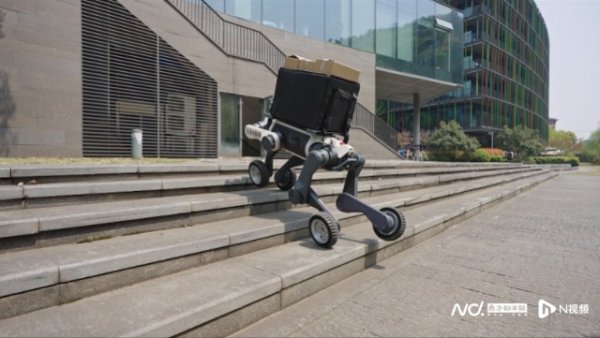 铭创配资 全球首款行业应用轮足机器人发布，杭州云深处机器狗又上新